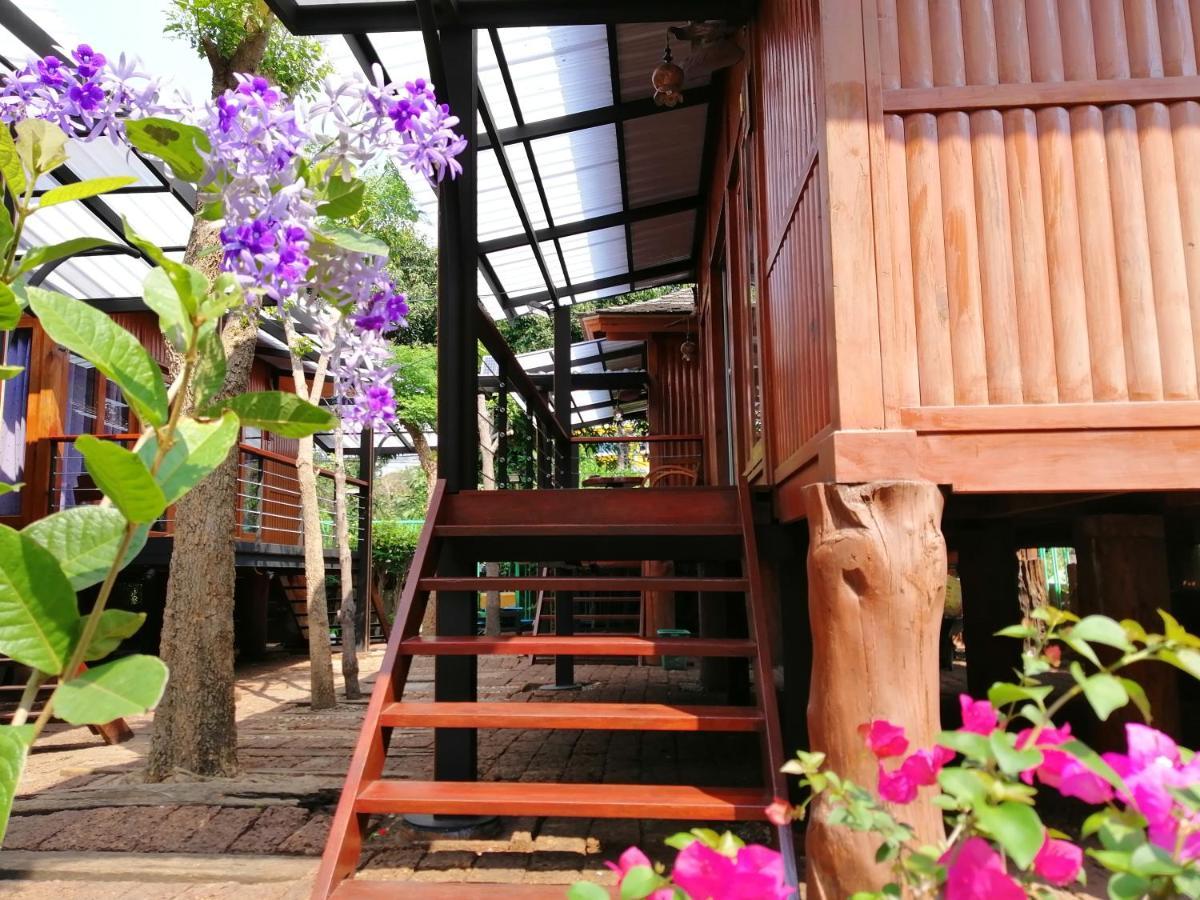 Wood House Pattaya Hotel Екстериор снимка