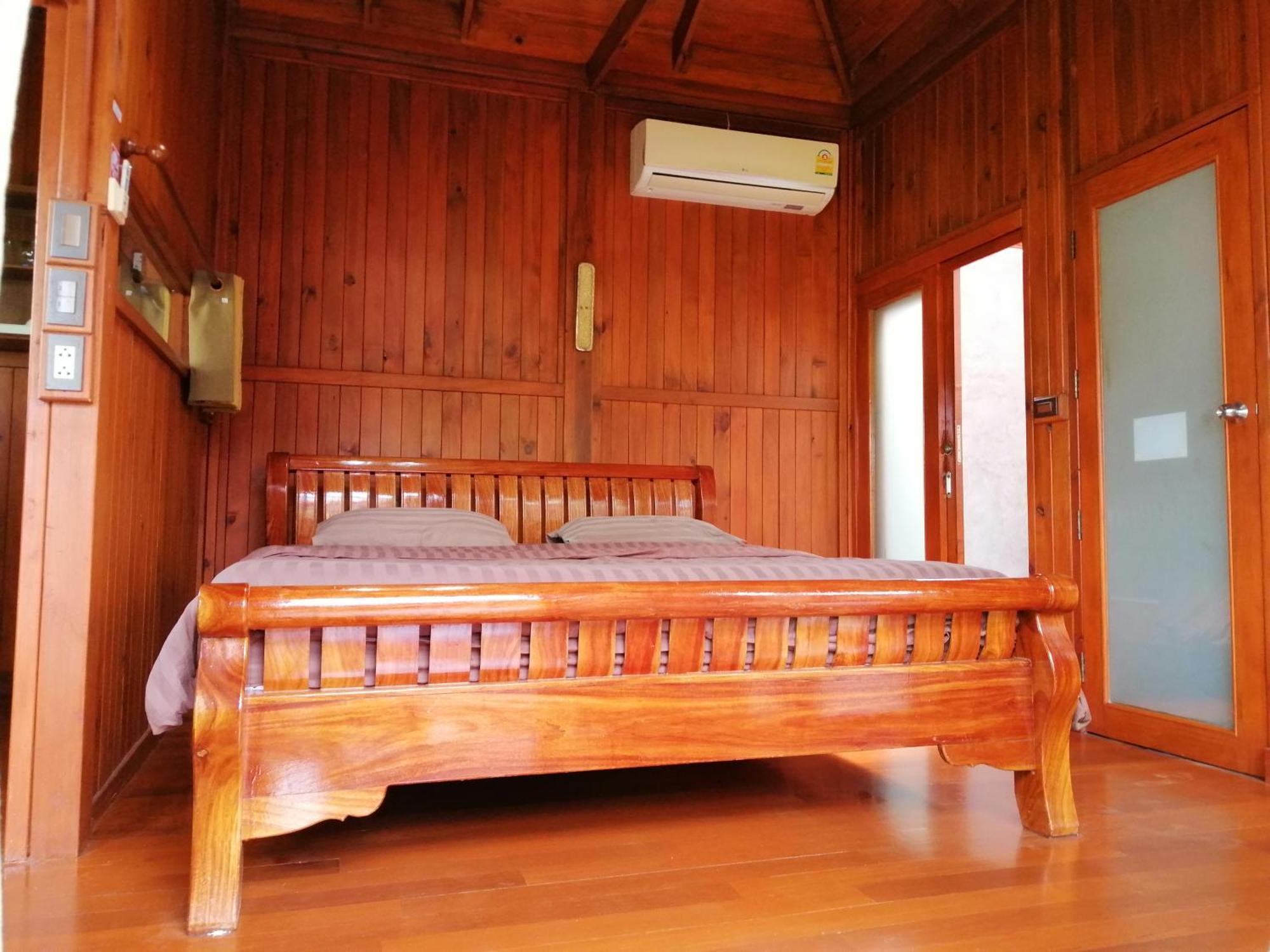 Wood House Pattaya Hotel Екстериор снимка